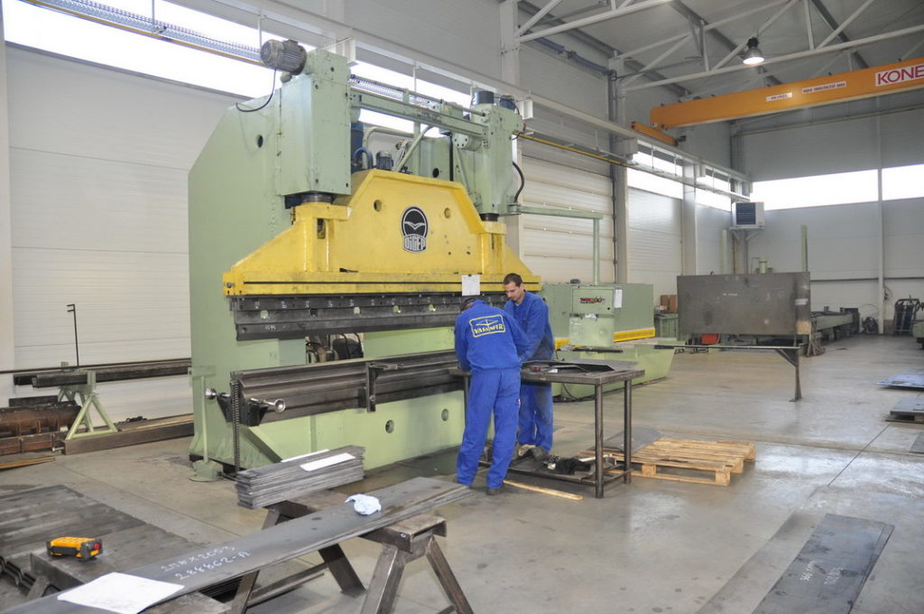 Ankantpresse 400 Tonnen - Breite 4000 mm - Blechdicke max. 4 mm bei 3000 mm Breite